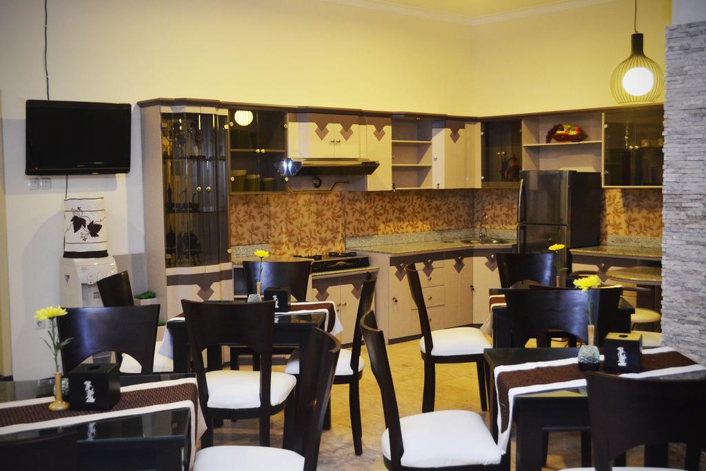 Srikandi Guesthouse Malang Buitenkant foto