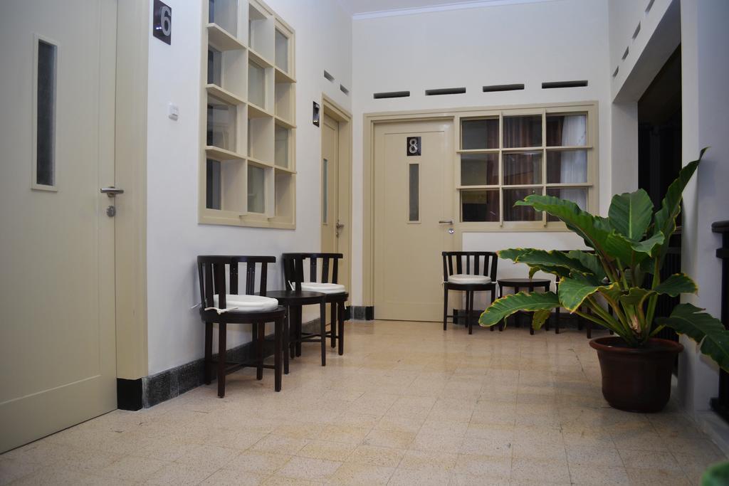 Srikandi Guesthouse Malang Buitenkant foto