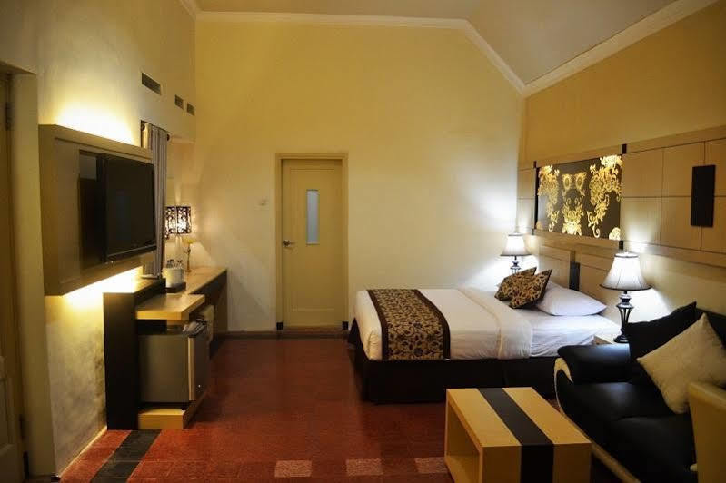Srikandi Guesthouse Malang Buitenkant foto